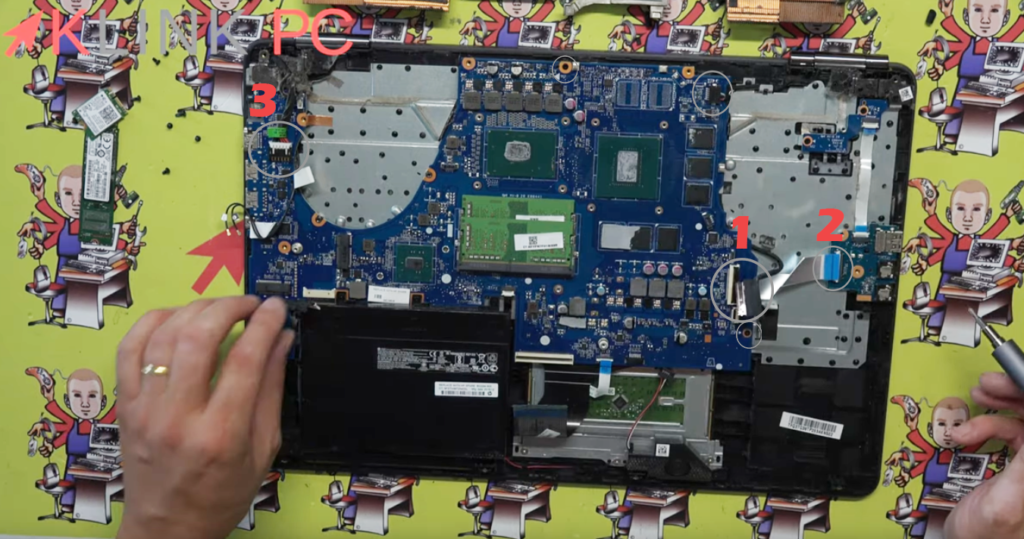 Extracción de conectores y tornillos de la placa madre