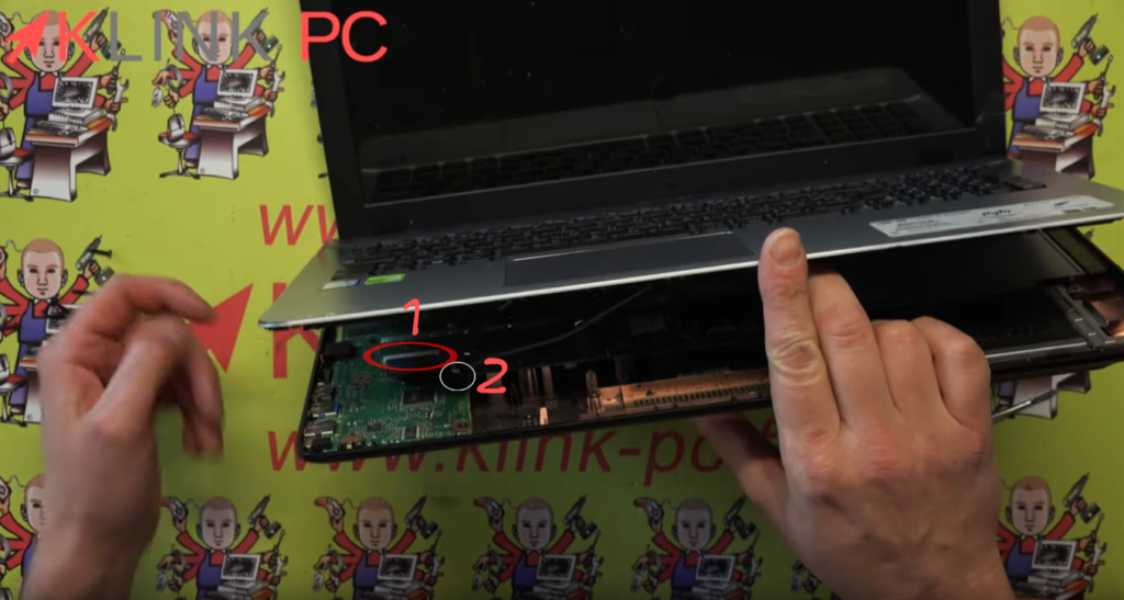 Présence de connectiques sous le panneau supérieur