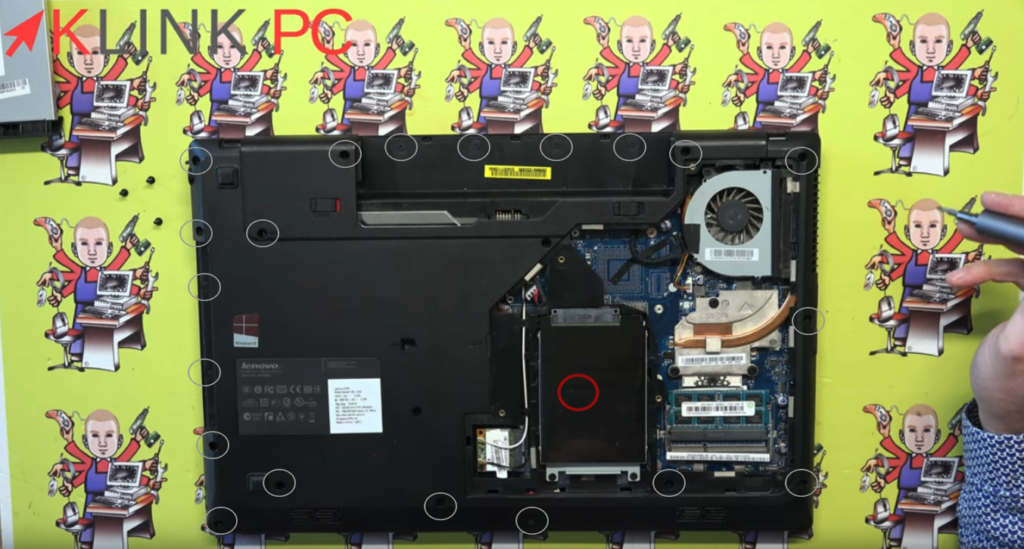 Remoção dos parafusos de volta do PC portátil Lenovo G780