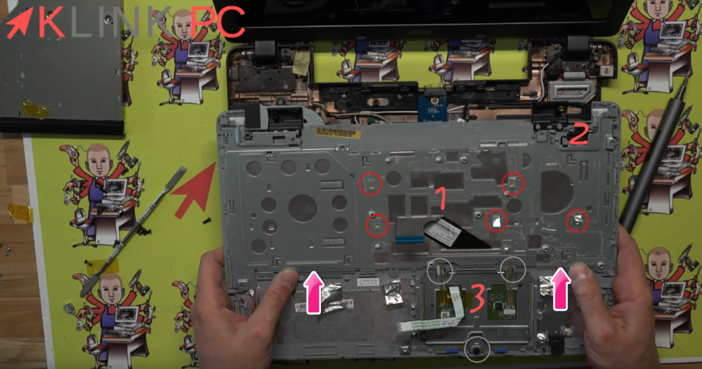 Quitar los tornillos del trackpad, del teclado y del botón on/off