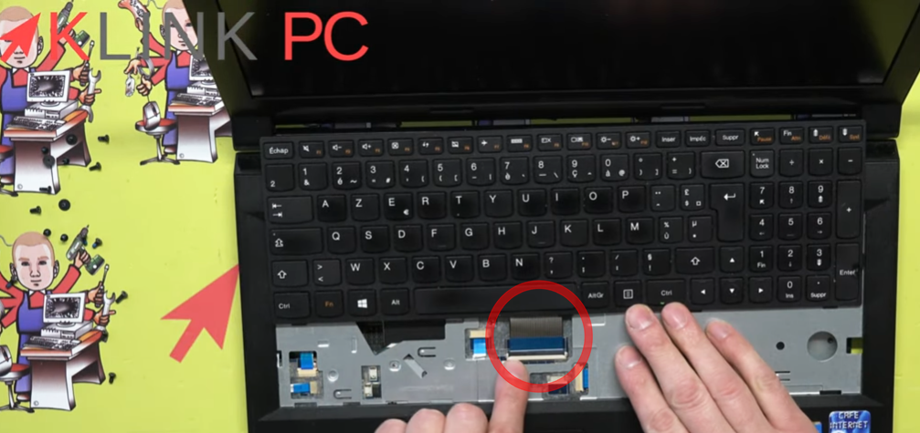 Présence d'une connectique derrière le clavier