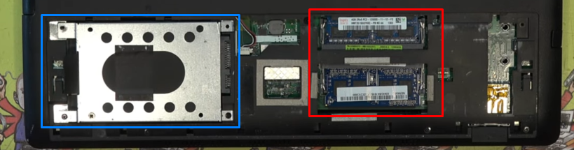 Vue sur les barrettes mémoires (rouge) et le disque dur (bleu)