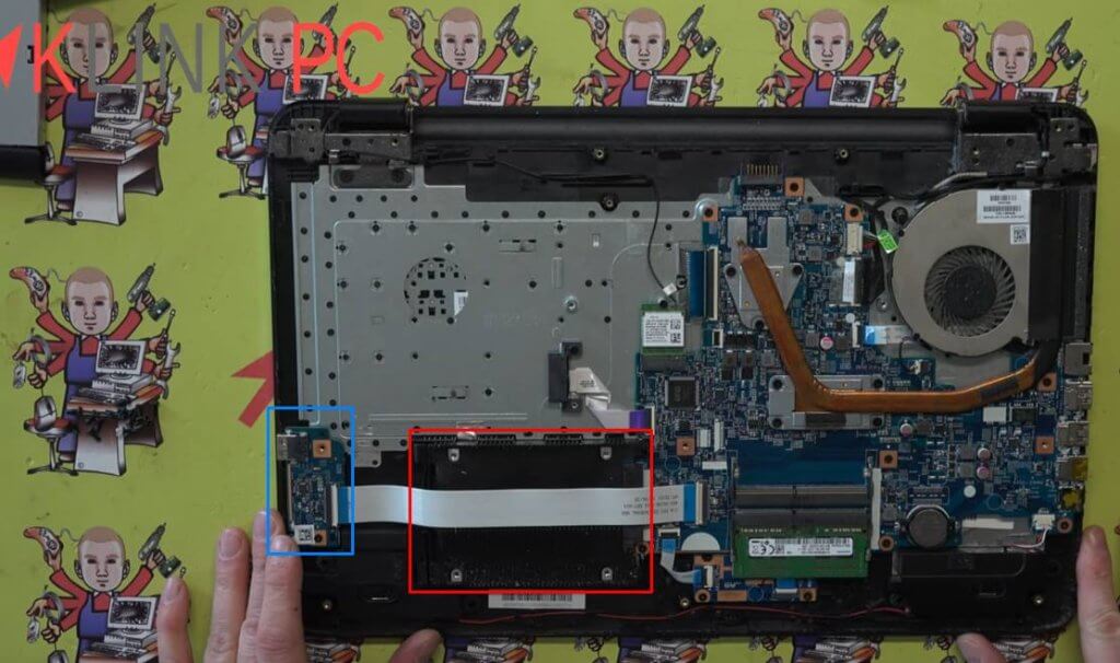 Vue sur le disque dur (rouge) et le connecteur USB et carte SD (bleu)